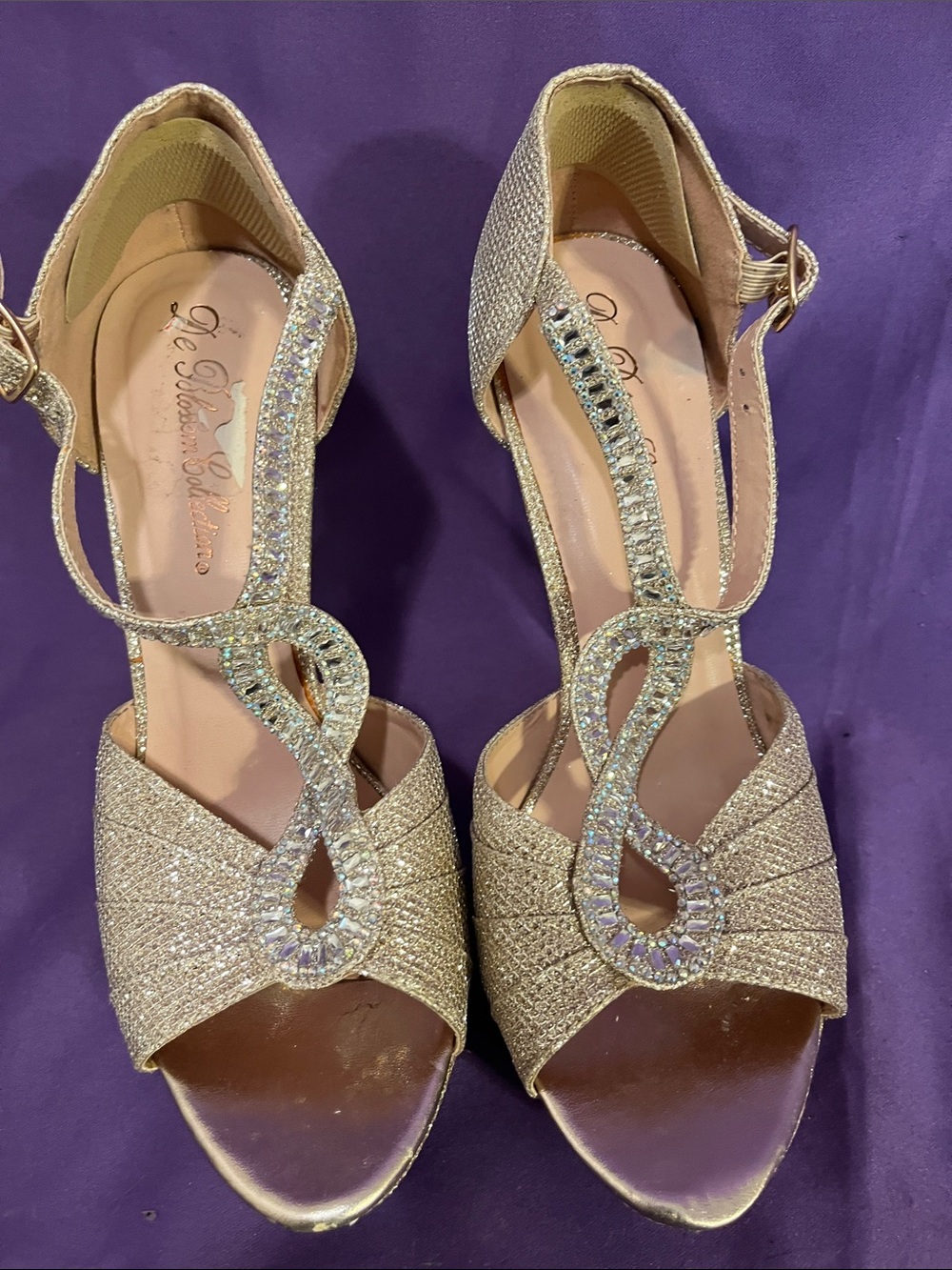 De Blossom Collection Glitter T-Strap High Heels in Gold